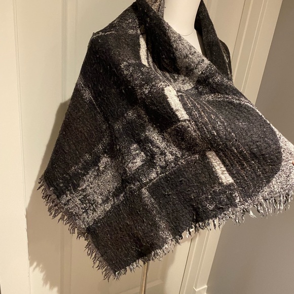 Aritzia Blanket Scarf - Picture 2 of 5